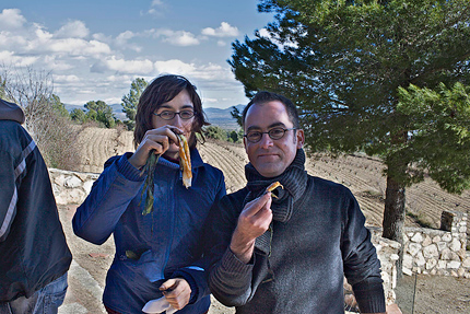 Mar and Isaac eat calçots
